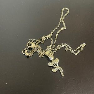 🔥3 for $15 🔥 UO Rose Necklace